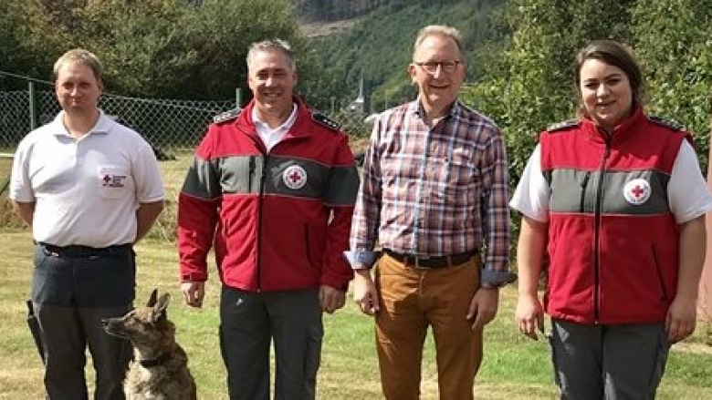 Die DRK Rettungshundestaffel Altenkirchen überzeugte auch beim Patenschaftstreffen in Herdorf. Auf dem Foto (v.li.): Staffelleiter Uwe Siry, dessen Stellvertreter Mirko Nauroth, MdB Erwin Rüddel und die stellvertretende Staffelführerin Lisa Schneider Die DRK Rettungshundestaffel Altenkirchen überzeugte auch beim Patenschaftstreffen in Herdorf. Auf dem Foto (v.li.): Staffelleiter Uwe Siry, dessen Stellvertreter Mirko Nauroth, MdB Erwin Rüddel und die stellvertretende Staffelführerin Lisa Schneider