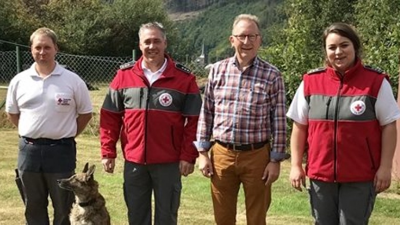 Die DRK Rettungshundestaffel Altenkirchen überzeugte auch beim Patenschaftstreffen in Herdorf. Auf dem Foto (v.li.): Staffelleiter Uwe Siry, dessen Stellvertreter Mirko Nauroth, MdB Erwin Rüddel und die stellvertretende Staffelführerin Lisa Schneider