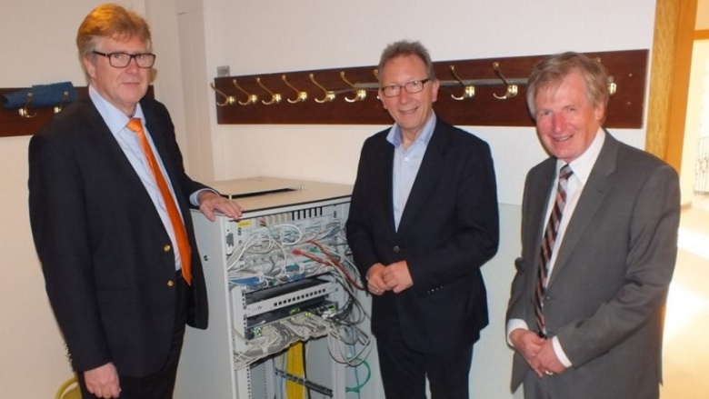 Über das System „Lichtwellenleiter“ tauschten sich (v.li.) Prokurist Günther Mackens, Bundestagsabgeordneter Erwin Rüddel und Geschäftsführer Ekkehard Schneider aus.