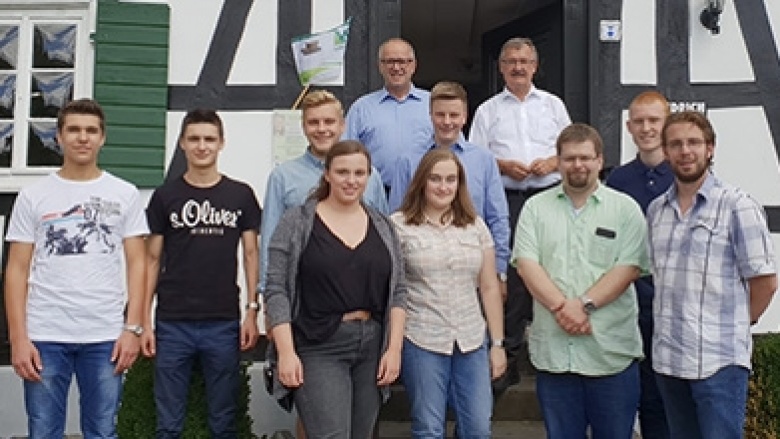 Anlässlich des Raiffeisenjahres besuchte die Junge Union (JU) das Raiffeisenhaus in Flammersfeld auf Einladung von MdL Dr. Peter Enders. Der ehemalige Verbandsbürgermeister Josef Zolk führte die jungen Christdemokraten durch das Haus.
