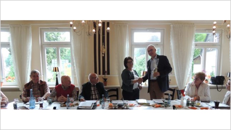 Die Vorsitzende, Karin Giovanella, bedankt sich bei Herrn Dr. Schulte