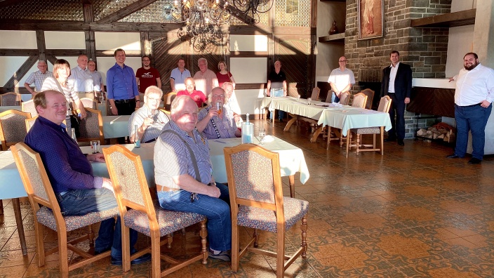 Dieses Foto zeigt die Vollversammlung des CDU Gemeindverbands Kirchen unter Coronabedingungen.