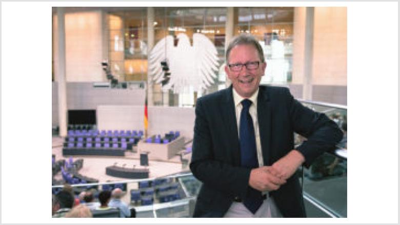 Jugendmedienworkshop im Deutschen Bundestag behandelt das Thema „Zwischen Krieg und Frieden“