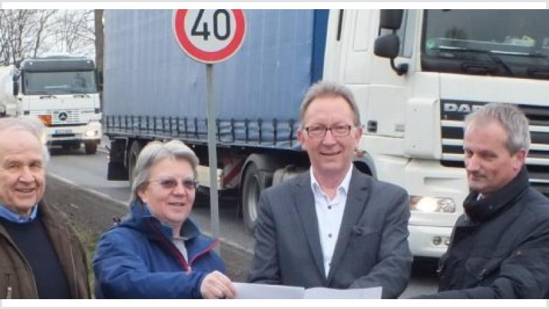 Hoffen, dass das Land nun seine Zusage endlich wahrmacht und im Zuge der B 8 mit dem Bau der dritten Fahrspur zwischen Hasselbach und Weyerbusch begonnen wird: Ortsbürgermeister Hans-Jürgen Staats, Dagmar Hassel, MdB Erwin Rüddel und Torsten Löhr. Hoffen, dass das Land nun seine Zusage endlich wahrmacht und im Zuge der B 8 mit dem Bau der dritten Fahrspur zwischen Hasselbach und Weyerbusch begonnen wird: Ortsbürgermeister Hans-Jürgen Staats, Dagmar Hassel, MdB Erwin Rüddel und Torsten Löhr.