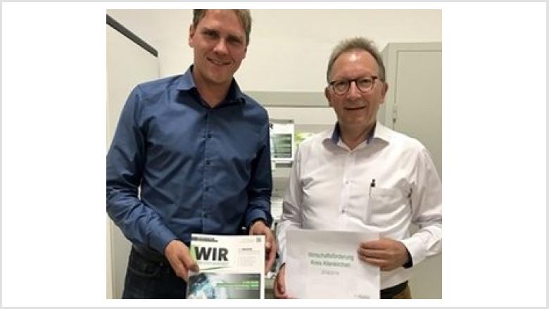 Wirtschaftsförderer Lars Kober informierte Erwin Rüddel über den Stand der Entwicklungen beim Breitbandausbau im Landkreis Altenkirchen. Wirtschaftsförderer Lars Kober informierte Erwin Rüddel über den Stand der Entwicklungen beim Breitbandausbau im Landkreis Altenkirchen.