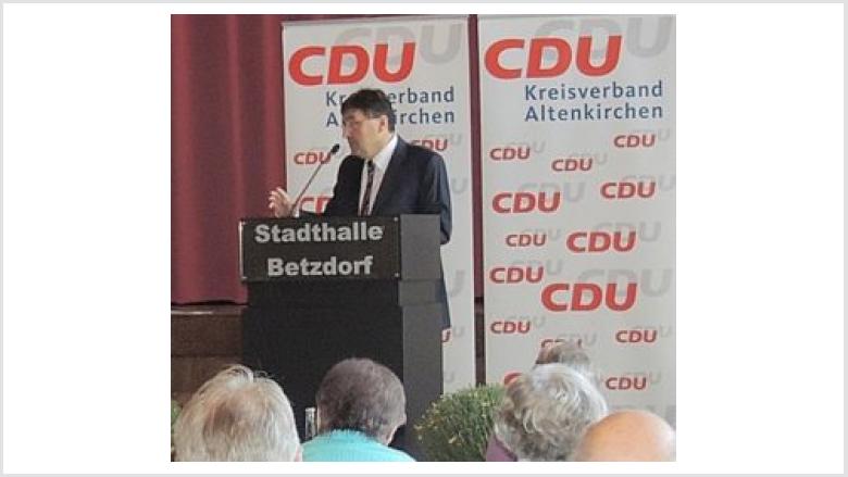 Dr. Josef Rosenbauer bedankte sich bei seinen Weggefährten, die ihn über viele Jahre hinweg begleitet haben.