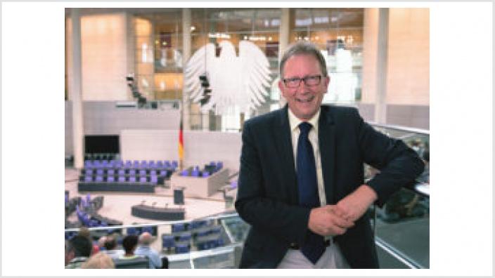 Jugendmedienworkshop im Deutschen Bundestag behandelt das Thema „Zwischen Krieg und Frieden“
